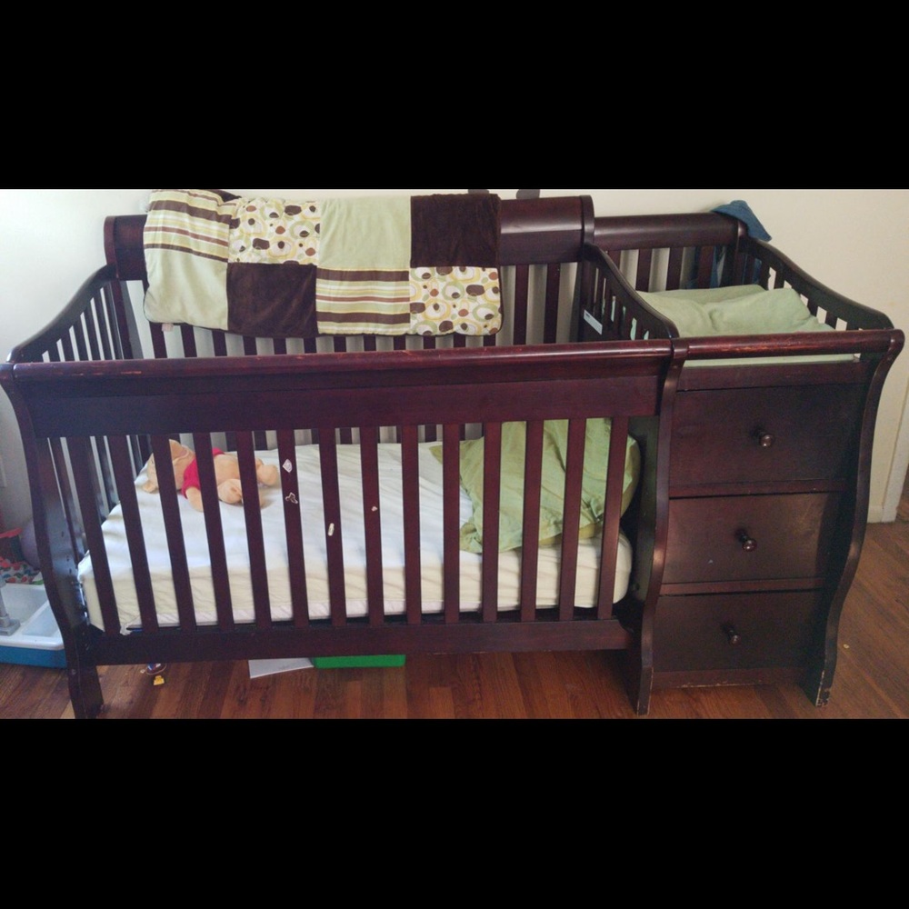 Baby Crib Mahogany Brown Changing Table / Drawers